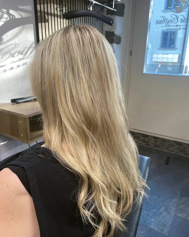 Lange blonde Längen mit weichen Wellen